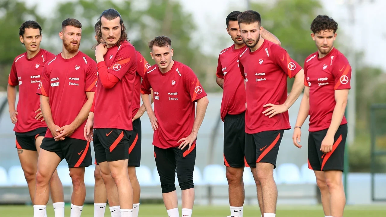 Fenerbahçe'nin Ocak planı: Dev orta saha isimleri listeye girdi!