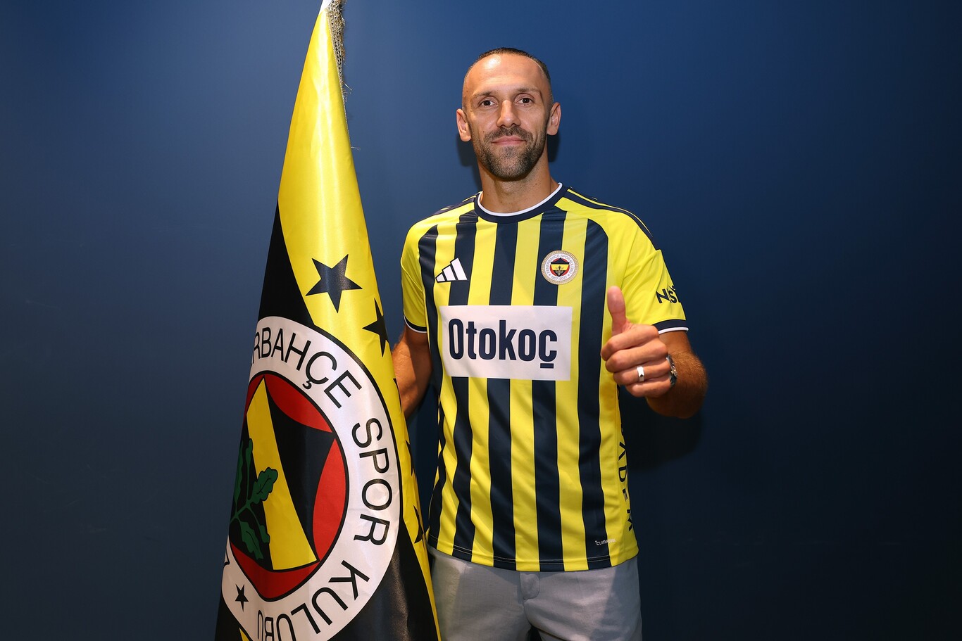 Fenerbahçe'ye Dev Golcü Adayı: Ermedin Demirovic Gündemde!